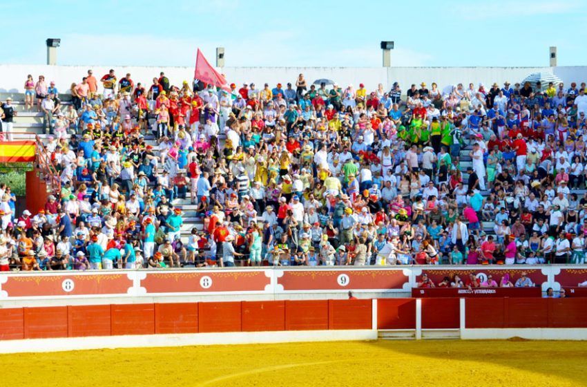 Ambiente festivo en la Plaza de Toros de Torrejón de Ardoz