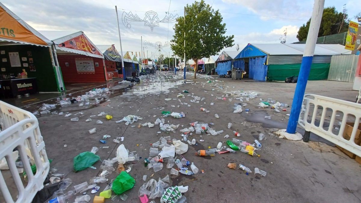 Vasos y residuos plásticos tras una noche de fiesta durante las Fiestas Populares 2024