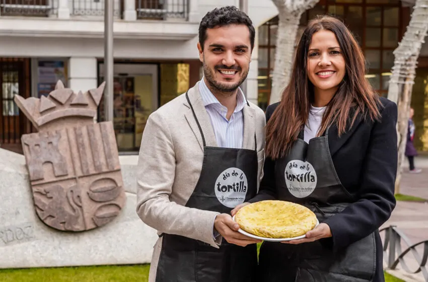 El alcalde de Torrejón de Ardoz Alejandro Navarro Prieto y la concejala de festejos María Eugenia Gil Blázquez en la rueda de prensa del Día de la Tortilla 2025