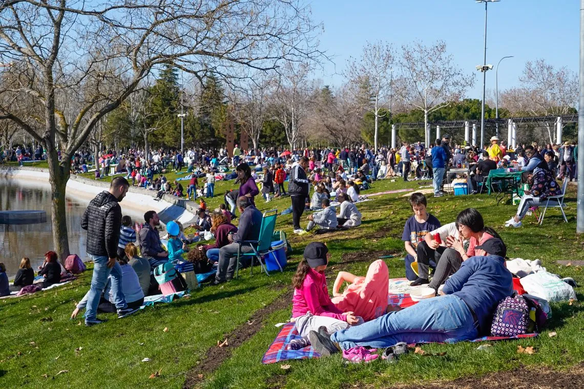 Vecinos celebrando el Día de la Tortilla de Torrejón de Ardoz en el lago del Recinto Ferial.