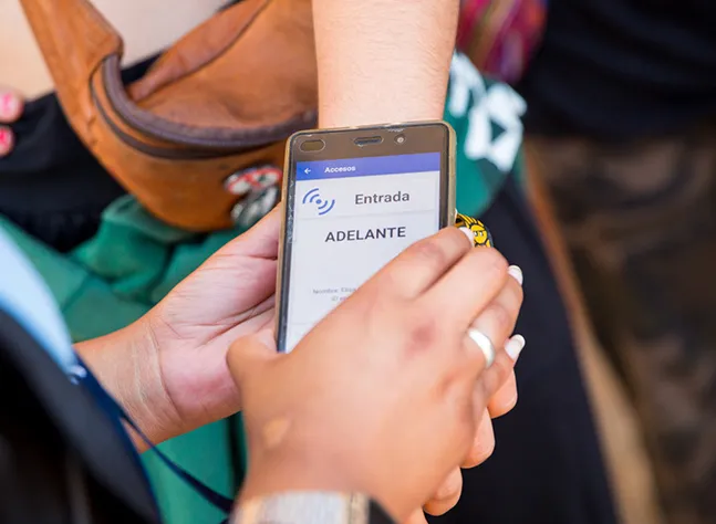 Imagen del control de acceso mediante escaner movil similar al que se usará en el Summer Fest 2025 de Torrejón de Ardoz